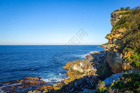 澳大利亚悉尼Manly海滩海岸悬崖蓝色海岸线太阳假期海景旅游天空蓝天海洋旅行图片