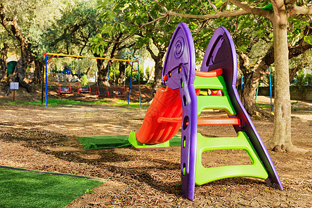 儿童在花园的游乐场娱乐闲暇操场丛林玩具健身房喜悦树木休闲晴天图片