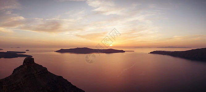 圣托里尼岛美丽的景色景点日落晴天火山房子全景白色悬崖旅游蓝天图片