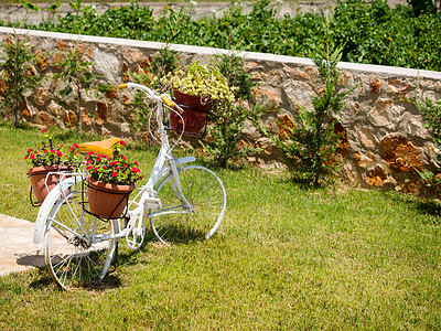 外边有装饰的别墅晴天房地产建筑家具自行车花园款待一部分公寓建筑学图片