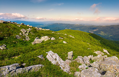 Runa山草坡上的巨石岩石植物山坡好天气地面高山顶峰戏剧性旅行天气图片