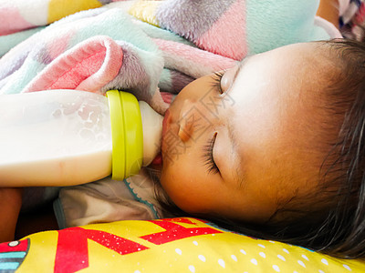 婴儿睡觉食物孩子公式儿子家庭头发生活蓝色瓶子女孩图片