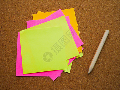 木板上的许多纸条笔记日程软木补给品公告备忘录空白写作组织记事本图片