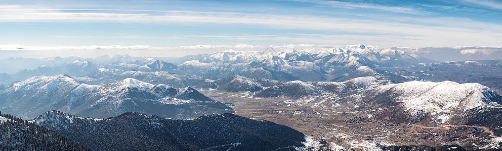 山岳的风景下 有雪雪海拔鹰眼树木天空爬坡山顶旅行视角胜地全景图片