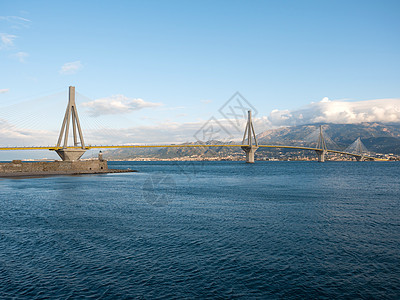 希腊帕特拉的显眼电缆桥晴天运输大桥蓝色建造天空建筑全景图片