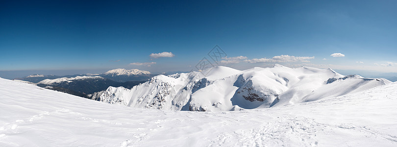 山岳的风景和雪雪胜地中心顶峰公路天空旅行爬坡滑雪树木图片