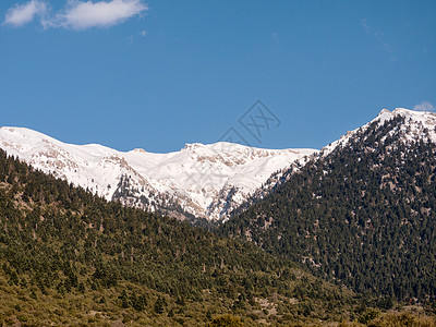 山岳的风景和雪雪环境天空旅行爬坡树木雪山头盔山顶背景图片