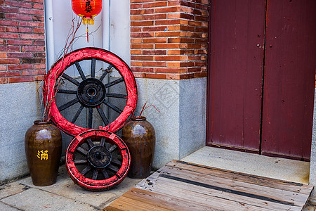 传统的中国建筑前门和装饰品写作红色历史遗产文化建筑花瓶木头入口车轮图片