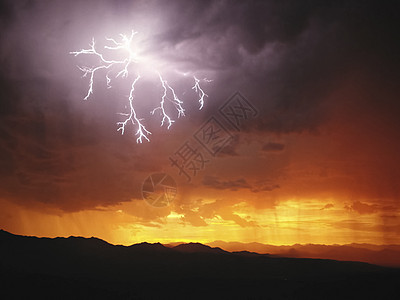 天空中的闪电 天空中的放电震惊活力收费射线电气戏剧性危险力量暴雨场地图片