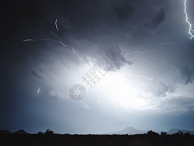天空中的闪电 天空中的放电雷雨蓝色闪光霹雳天气释放危险戏剧性电气力量图片