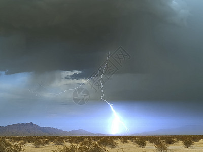 天空中的闪电 天空中的放电敬畏活力暴雨释放收费蓝色戏剧性霹雳力量雷雨图片