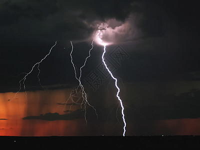 天空中的闪电 天空中的放电霹雳反射释放天气螺栓力量戏剧性暴雨蓝色震惊图片