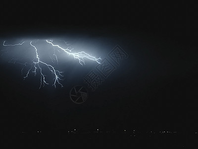 天空中的闪电 天空中的放电电气暴雨戏剧性收费闪光罢工雷雨气候危险震惊图片