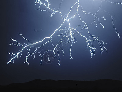 天空中的闪电 天空中的放电活力雷雨气候力量条纹罢工蓝色墙纸场地震惊图片