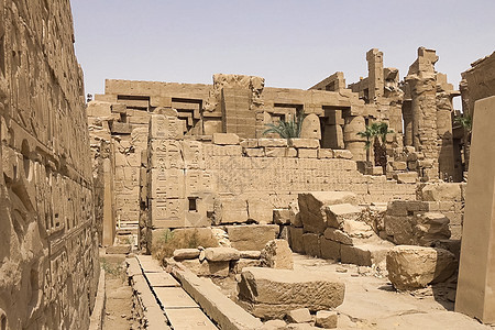 古埃及巨石柱和建筑物 埃及建筑的古老废墟 笑声巨石建筑学金字塔数学沙漠死亡考古学王朝历史天空图片