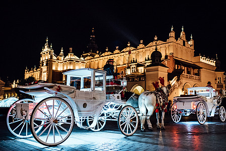 古老的夜晚广场 用马车骑着克拉科夫天空房子晴天正方形大教堂市场旅行射线旅游动物图片