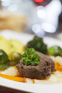 蔬菜盘子上的意大利面条肉土豆芹菜库存面包肉汤乡村辣根玻璃食物牛肉图片