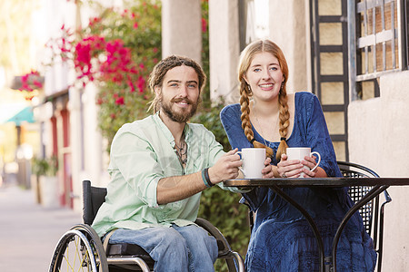 女人与男人在轮椅上的男人 持有咖啡杯女朋友男朋友团体潮人朋友街道姿势女士夫妻讲话图片