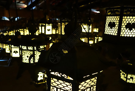 灯笼在黑暗中照明 日本纳拉神社游客神社遗产文化建筑学建筑青铜宗教历史性神道图片