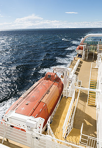 海上游轮上救生艇橙子航海船运甲板白色危险平台生存救援帮助图片