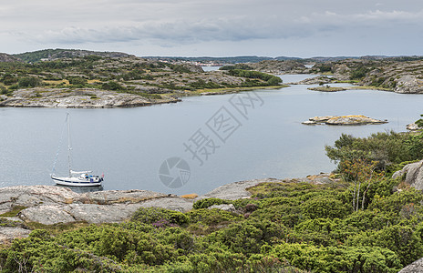 位于fjallbacka上方游客海岸航行海岸线蓝色岛屿旅行海洋地平线支撑图片