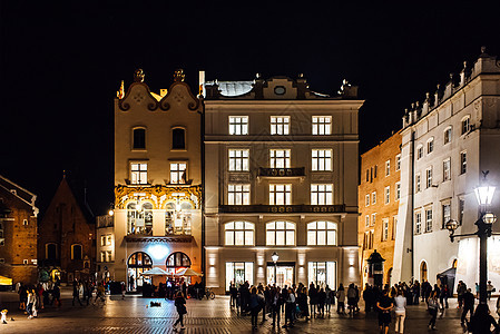 在街灯灯光照亮下 克拉科夫的夜旧商业区街道大教堂历史天空城市大厅建筑正方形市场窗户图片