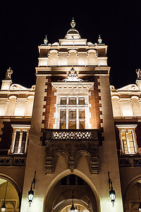 在街灯灯光照亮下 克拉科夫的夜旧商业区地标大厅城市正方形建筑市场窗户大教堂教会历史图片