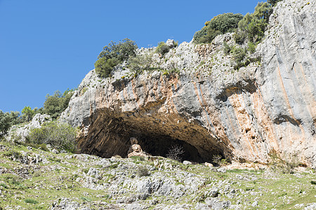 有山洞和蓝天空的岩石 在安纳卢西亚石头蓝色建筑学地标村庄天空洞穴游客纪念碑旅行图片