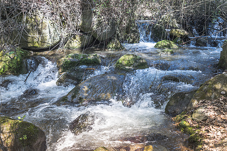 山里的瀑布 是从达路西亚降下的绿色踪迹公园岩石树木山脉森林溪流运动旅行图片