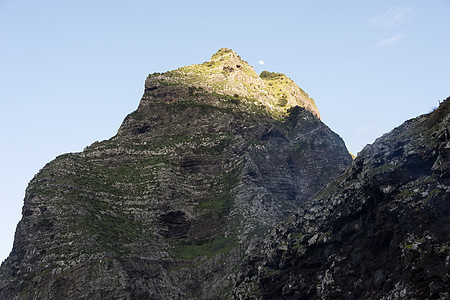 马德拉岛的山峰岩石蓝色棕色山脉荒野天空植物绿色图片