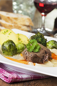 蔬菜盘子上的意大利面条肉库存辣根食物玻璃芹菜面包香菜营养土豆牛肉图片