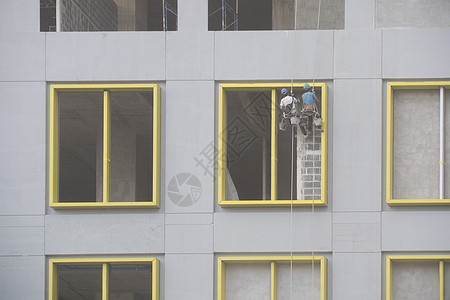 建筑工人用石膏打两个人的泥图片