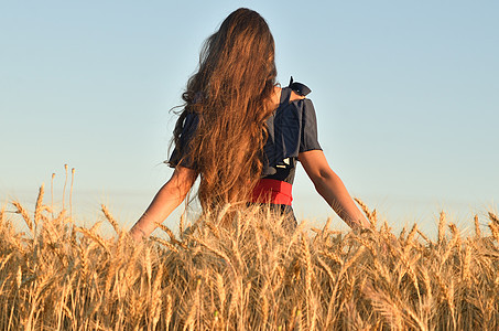 女孩站在田地中间 站着图片