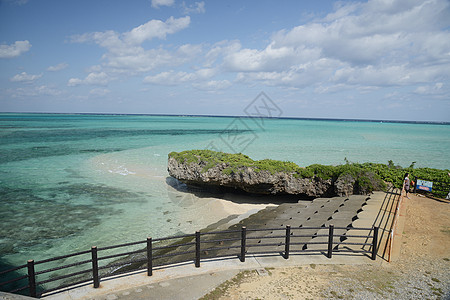 冲绳水晶海晴天白色海洋天空绿色热带海滩假期蓝色图片