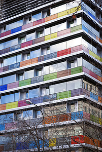 配有彩色和编号玻璃阳台的现代建筑图片