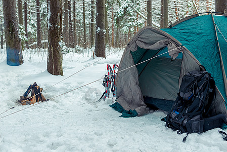 在冬季森林的清晨 徒步帐篷 人们在图片