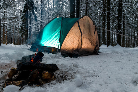 以帐篷背景上的雪为焦点的火力图片