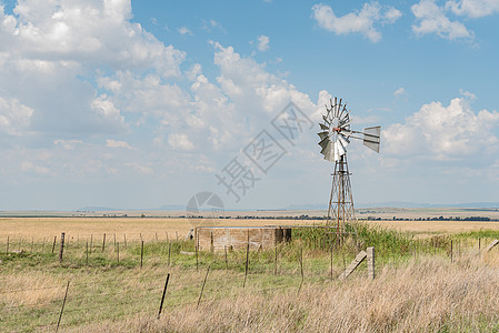 和Fair 之间充满水泵风车的农场景象农业阳光乡村多云晴天风泵水库图片