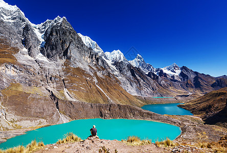 三个环礁湖山脉青色风景场景游客蓝色顶峰天空首脑远足者图片