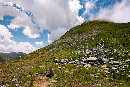 在法加拉斯山的云层上山坡土地小丘资源风景爬坡顶峰天气地面海拔图片