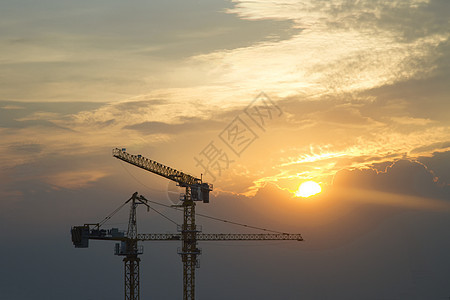 晚上两架起重机和太阳天空公寓商业工程建造技术工作财产建筑学日出城市图片