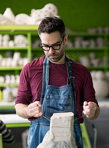 在明亮陶瓷车间与Raw Clay合作的Apron工作室穿衣工具男人生产男性粘土工匠手工业工艺陶艺家手工图片