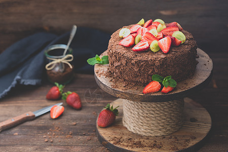 木制背景中带草莓的俄罗斯巧克力蛋糕拿破仑浆果美食烹饪糕点食物糖果营养馅饼水果蛋糕咖啡图片