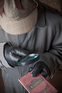 侦探木头管道帽子犯罪桌子警察调查玻璃研究者男人图片