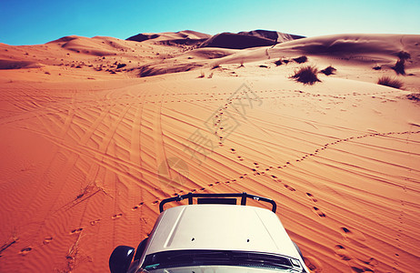 探险车驾驶日落探险家驱动公路沙漠越野车冒险家晴天旅行图片