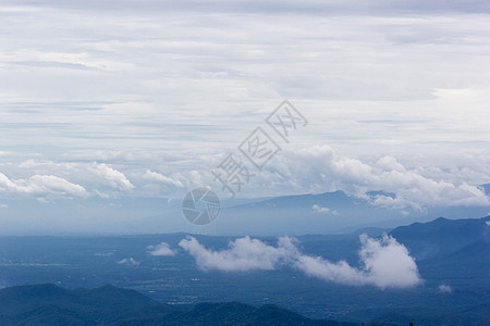 清晨山雾的美丽景色自然景观Morning森林爬坡蓝色季节旅行天空薄雾日出风景生活图片