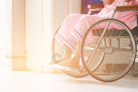 门诊部前线轮椅妇女摘要 2001年3月孤独坡道椅子夫妻成人保险骨科街道疾病车轮图片