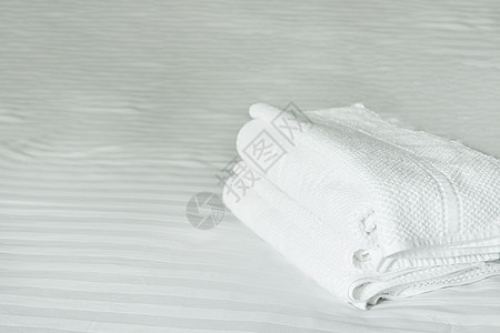 白色床垫布上的白毛巾 清晨柔软的光线唤醒情人家具亚麻奢华窗帘毯子枕头被子织物图片