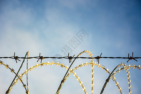 用于保护财产和我的铁丝网监狱危险警卫边界自由栅栏黑色安全障碍田园图片