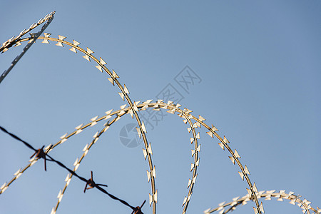 用于保护财产和我的铁丝网犯罪栅栏警卫田园蓝色危险黑色监禁自由安全图片